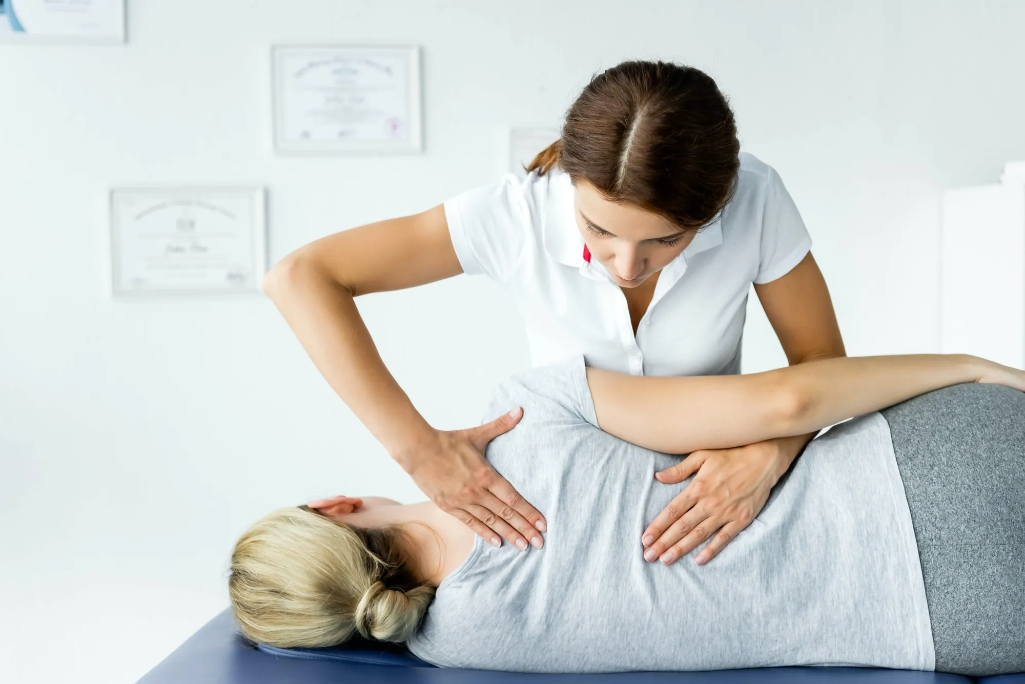 Orientación quiropráctica de la articulación de la mano y muñeca.