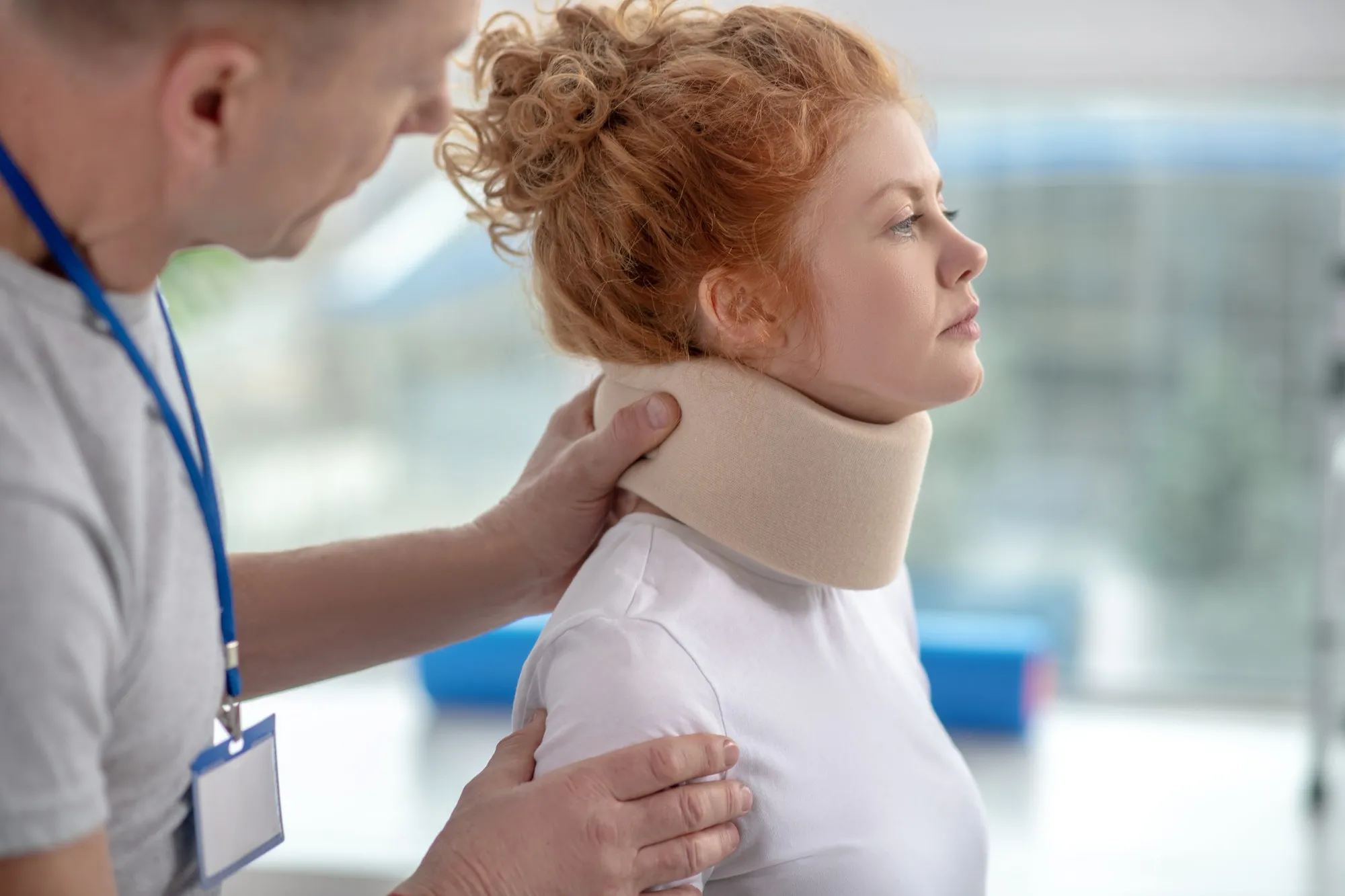 Profesional revisando la postura y movilidad cervical.